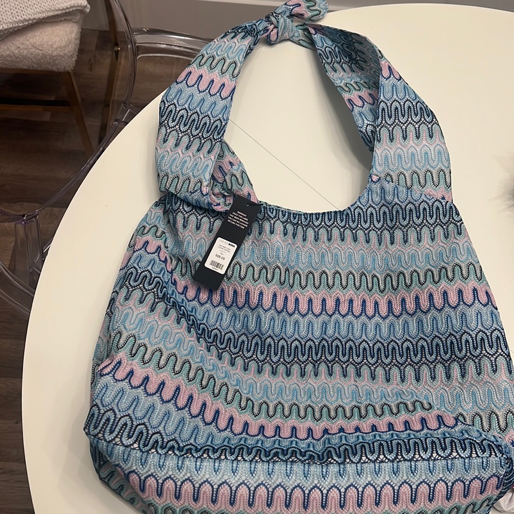 Knitted beach bag with tags